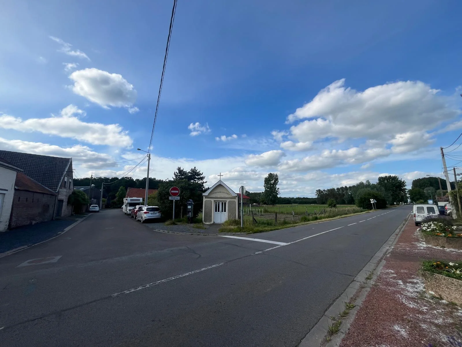 Chapelle du hameau d'Elpret, repère pour accéder au Domaine des Florines